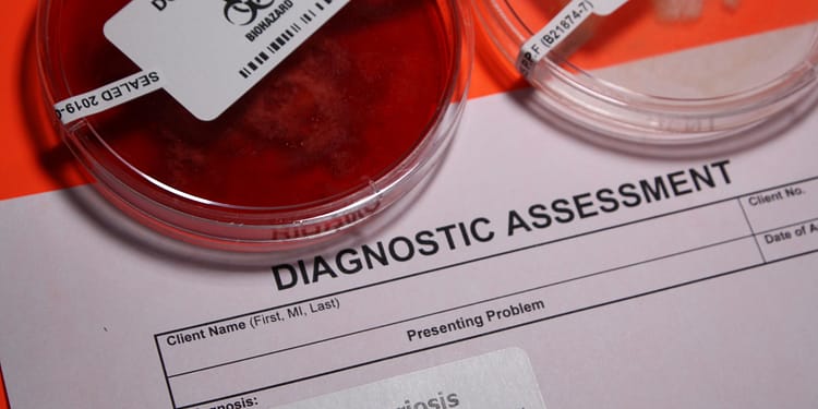 Laboratory sample with culture petri dishes and a diagnostic evaluation form mentioning listeriosis.