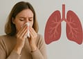 Mujer con cabello castaño claro sosteniendo un pañuelo frente a su nariz y boca, mostrando signos de malestar, junto a un gráfico de pulmones en la pared.